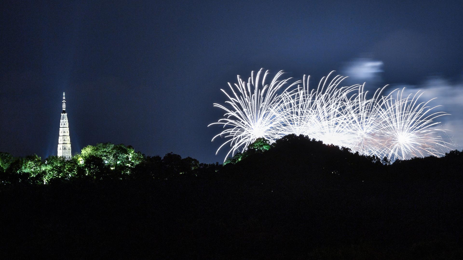 【聚焦G20全屏图集】璀璨烟花照杭城