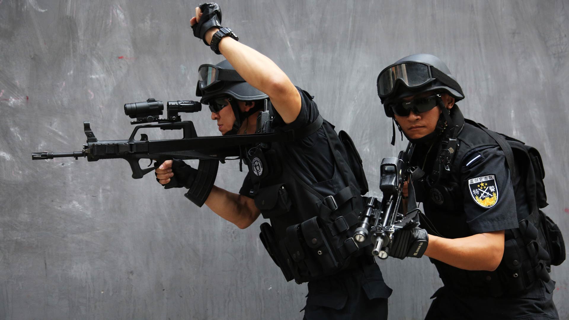 【图刊】蓝剑突击队反恐战术首次曝光 凸显力与美的结合