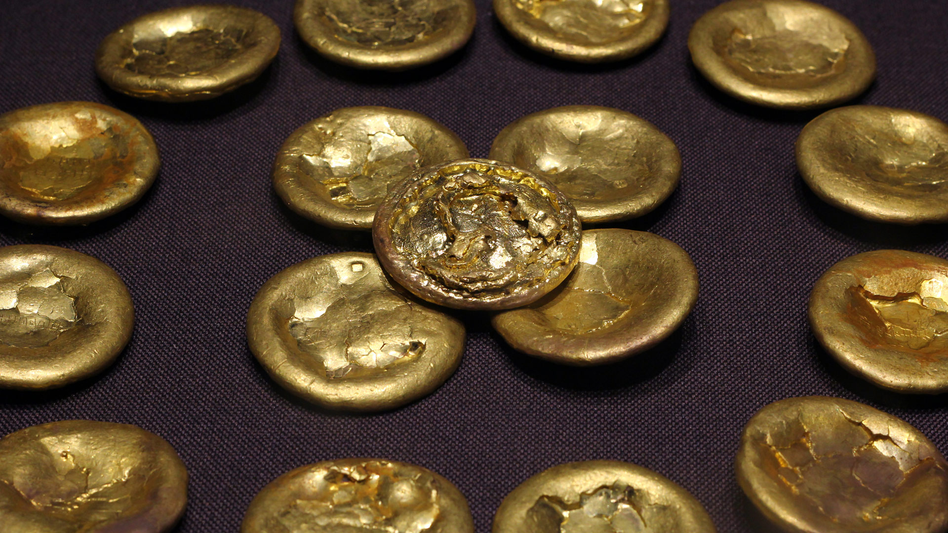 【图刊】海昏侯墓922件文物亮相南昌 成排金器