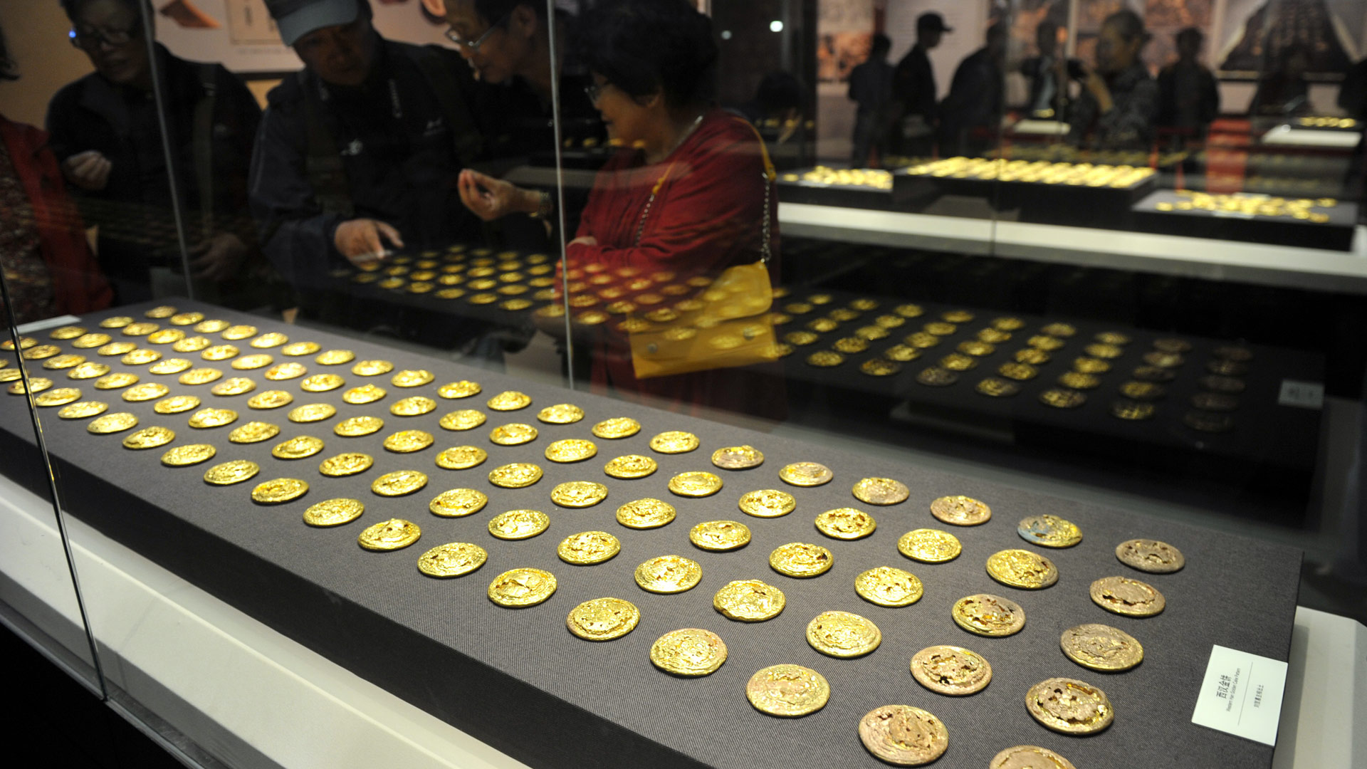 【图刊】海昏侯墓922件文物亮相南昌 成排金器抢眼