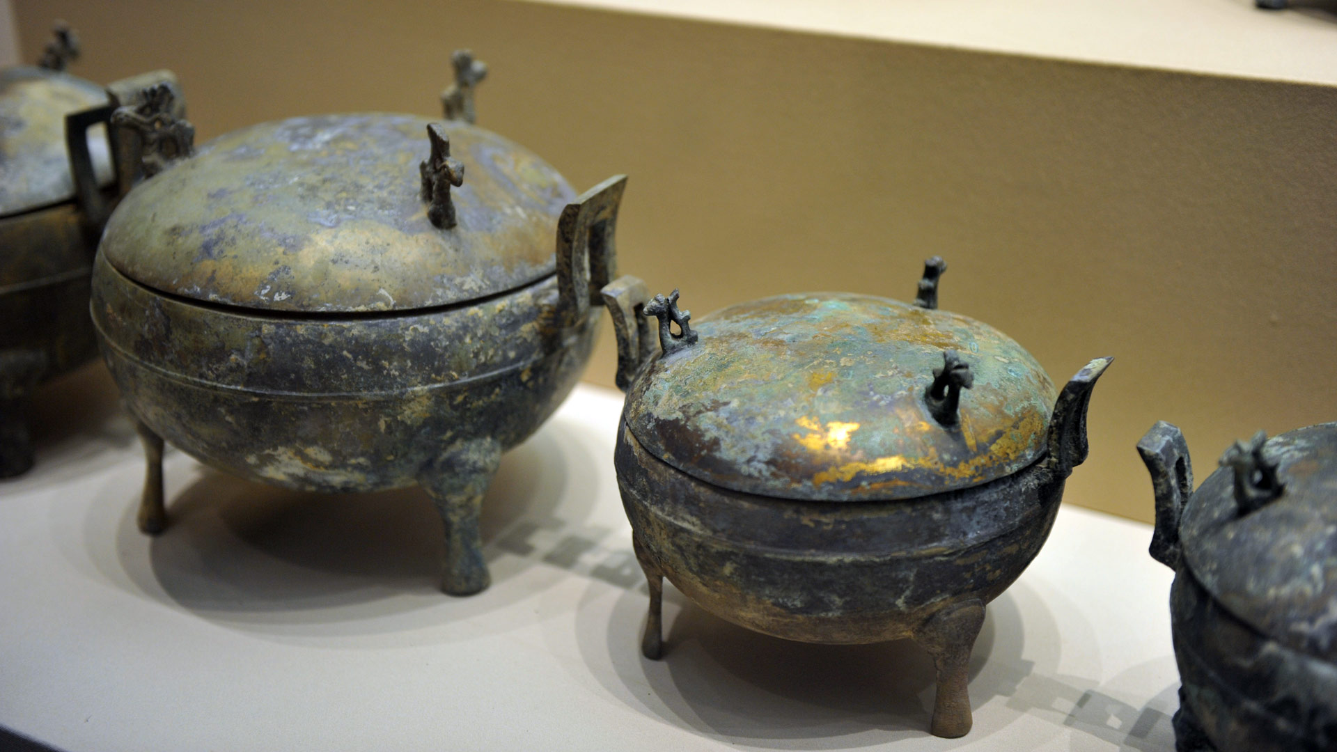 【图刊】海昏侯墓922件文物亮相南昌 成排金器