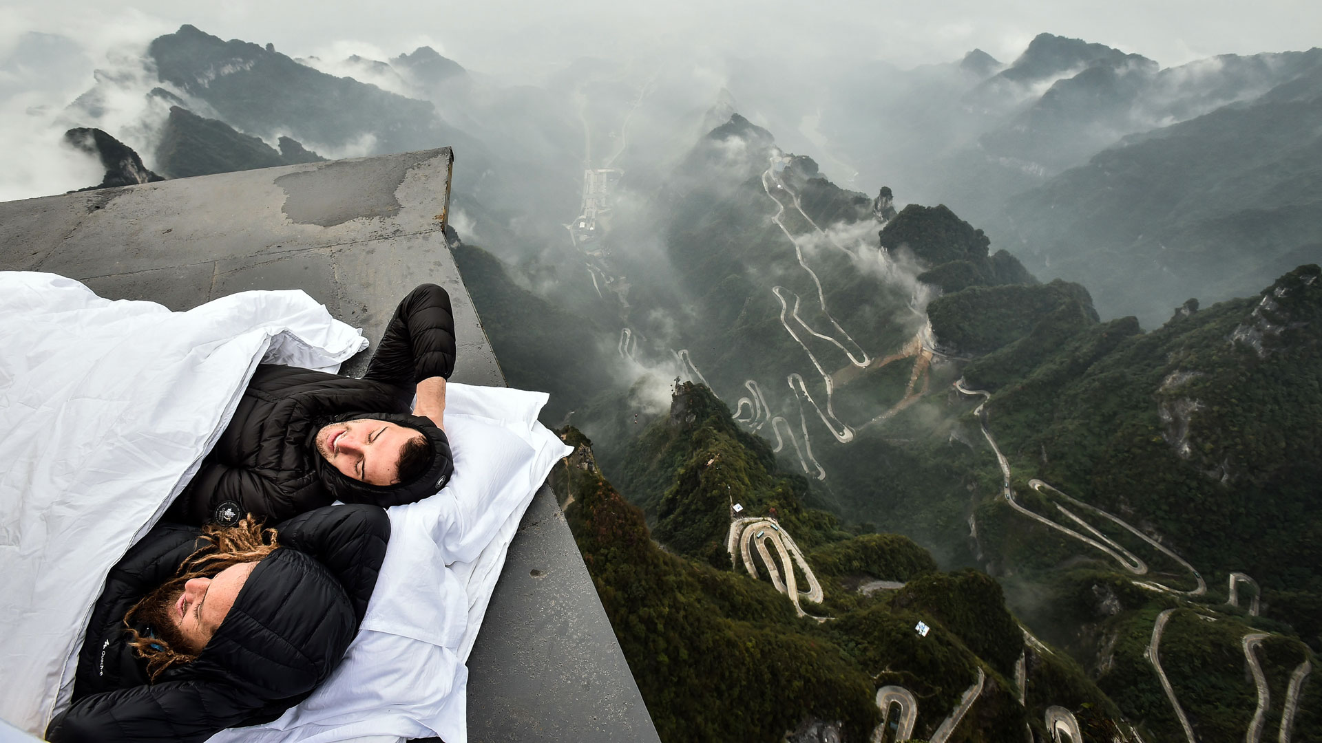 “空中飞人”翱翔云海:图片记录翼装飞行世锦赛震撼瞬间