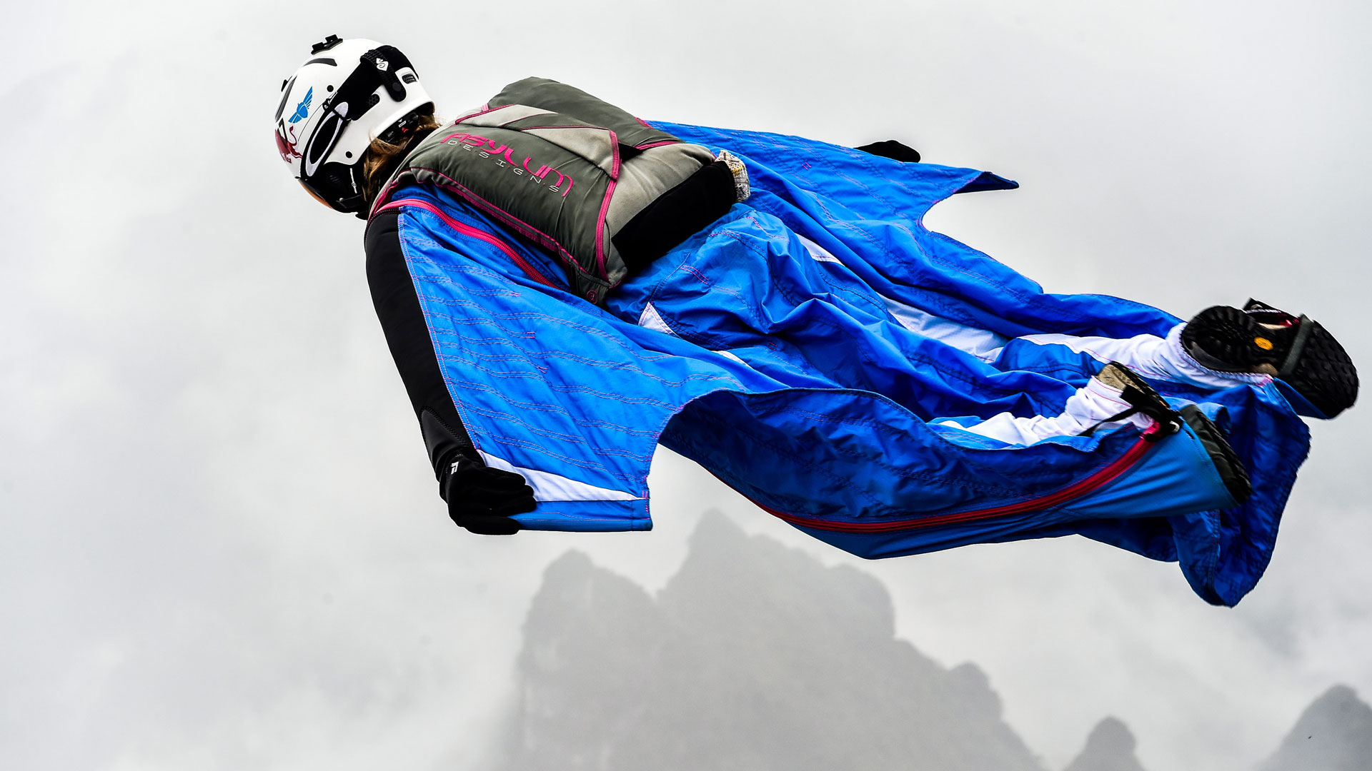 空中飞人翱翔云海:图片记录翼装飞行世锦赛震