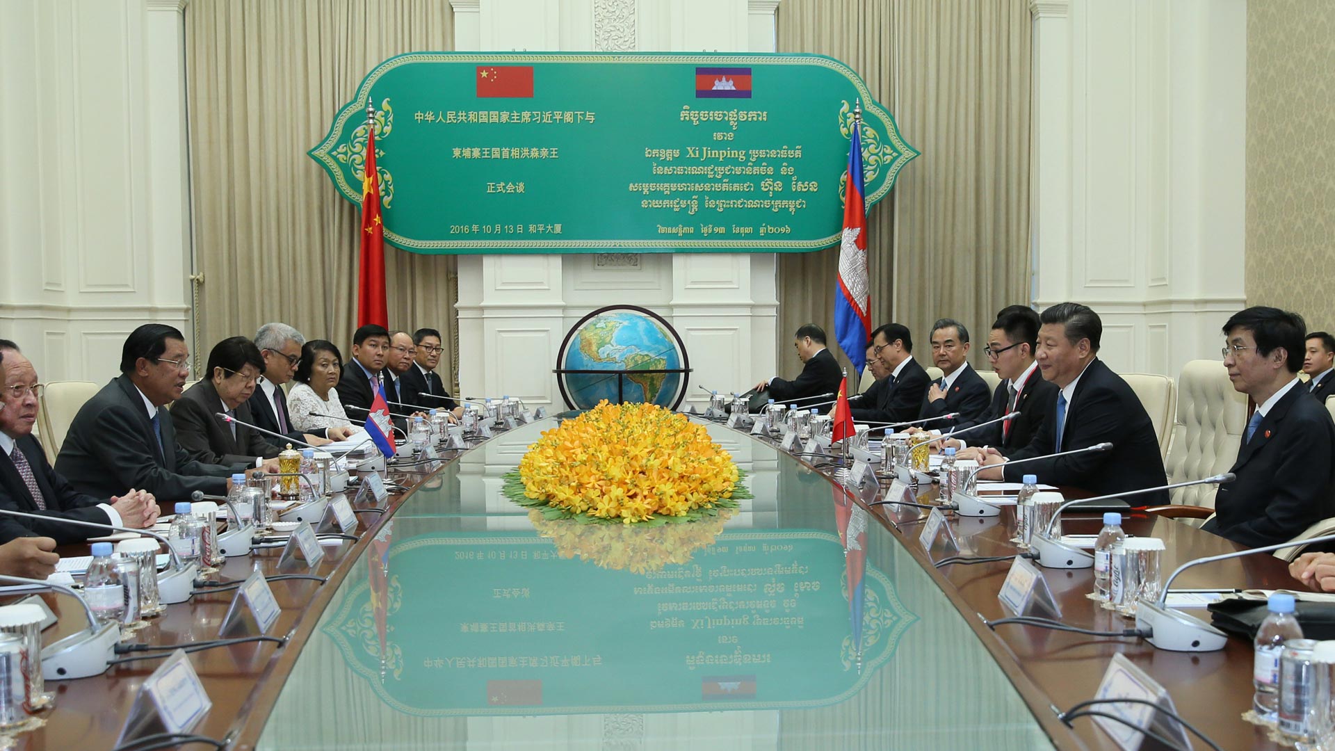 习近平同柬埔寨首相洪森举行会谈