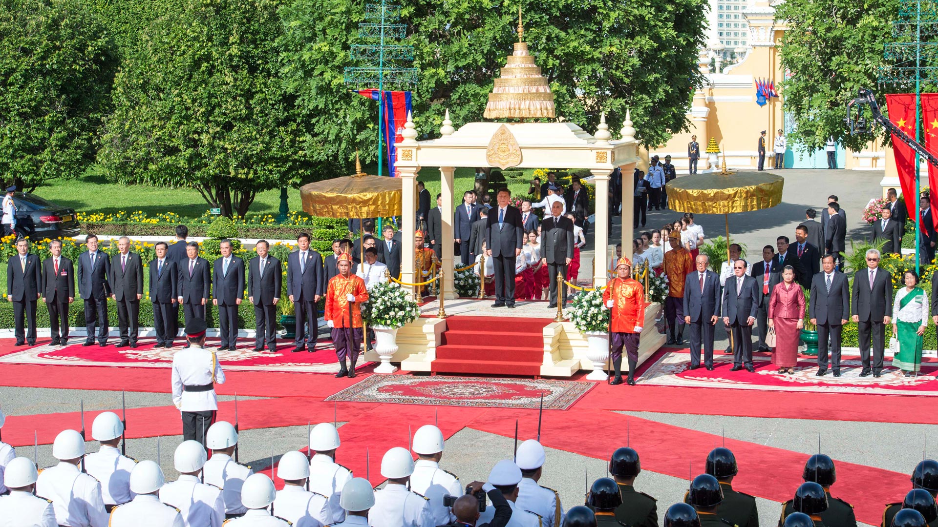习近平会见柬埔寨国王西哈莫尼