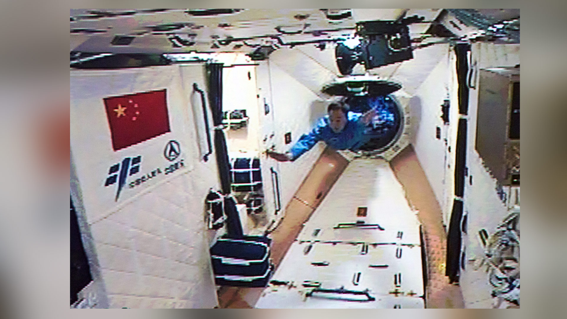 神舟十一号“牵手”天宫二号 航天员进入实验舱