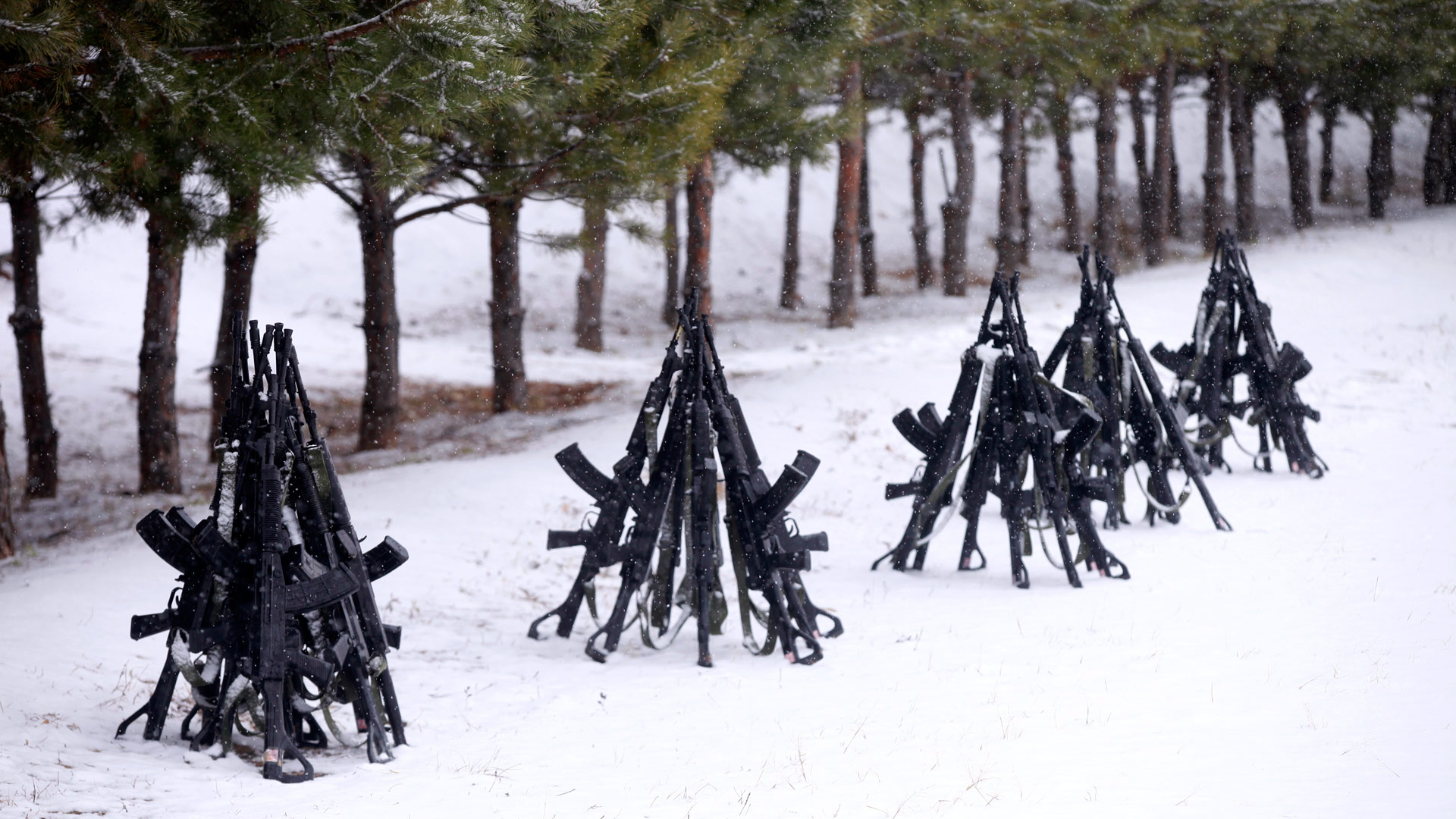 黑龙江黑河:百名新兵顶风冒雪首次实弹射击