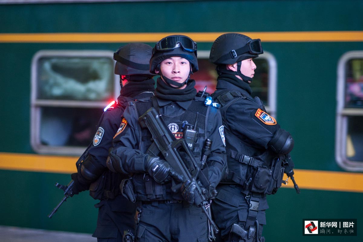 出发!镜头直击2017春运首趟列车启程