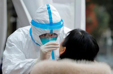 與新冠病毒賽跑的人