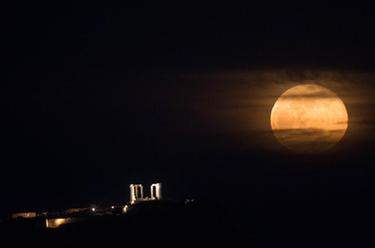 希腊海神庙：“超级月亮”现身夜空