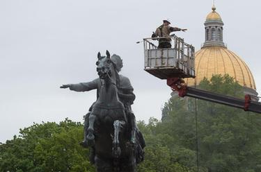 圣彼得堡：清洁“青铜骑士” 庆祝建城318周年