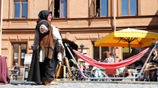 芬兰古城举行“中世纪市集”活动