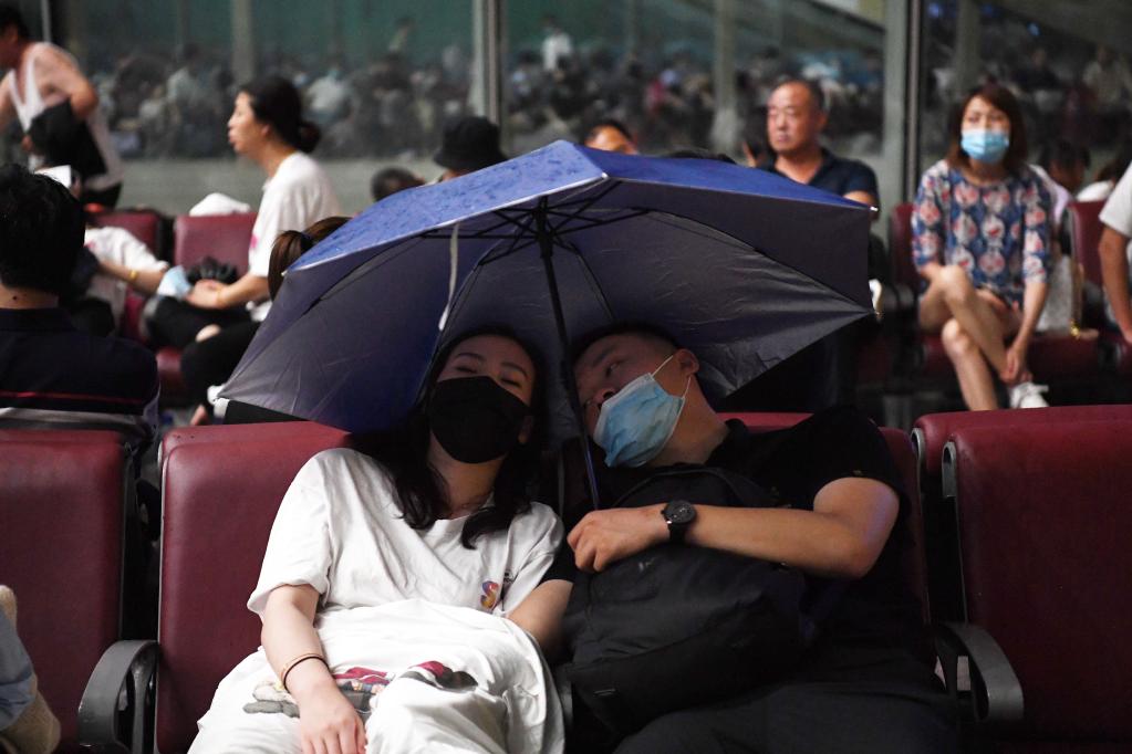 暴雨致使鄭州東站大量旅客滯留
