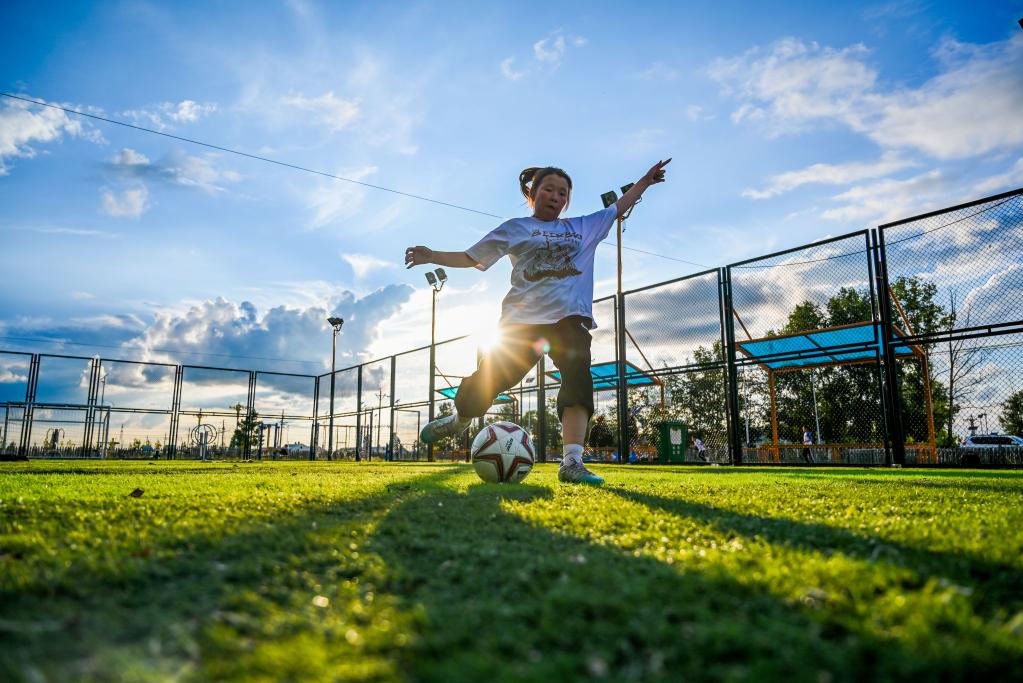 新华全媒+｜天边草原，看蒙古族女孩的别样暑假