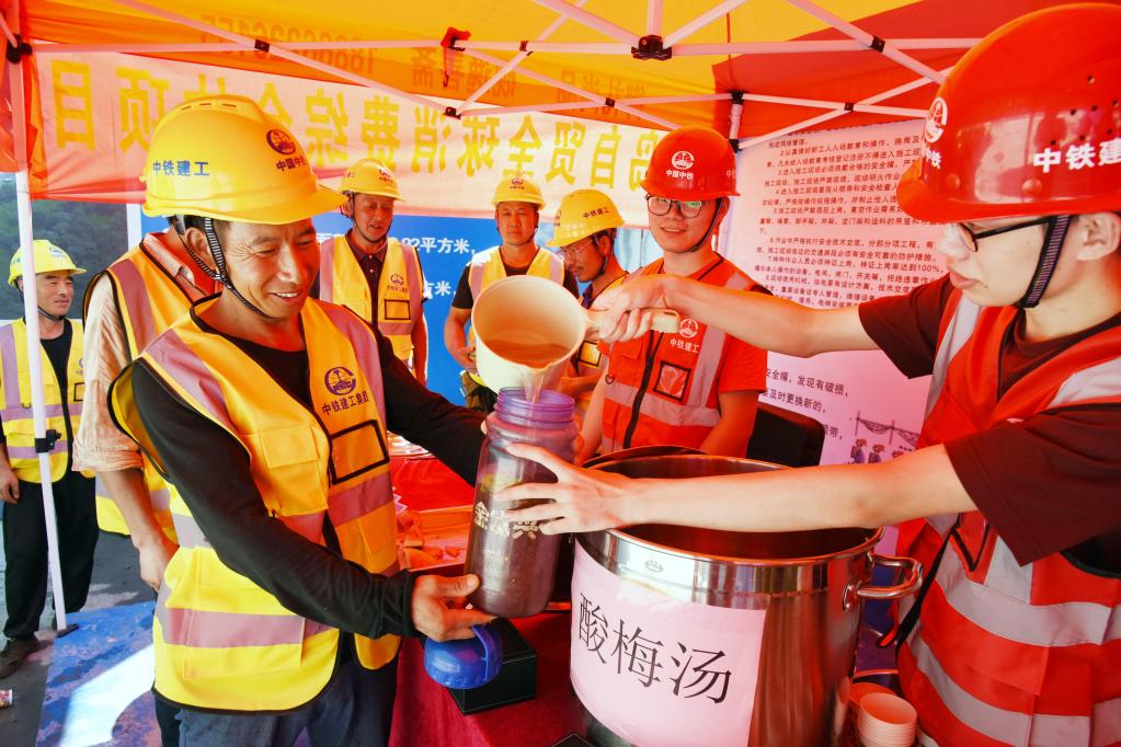 山东青岛：&ldquo;清凉驿站&rdquo;关爱建设者