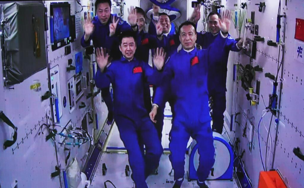 新华全媒+丨神舟十五号3名航天员顺利进驻中国空间站 两个航天员乘组首次实现&ldquo;太空会师&rdquo;