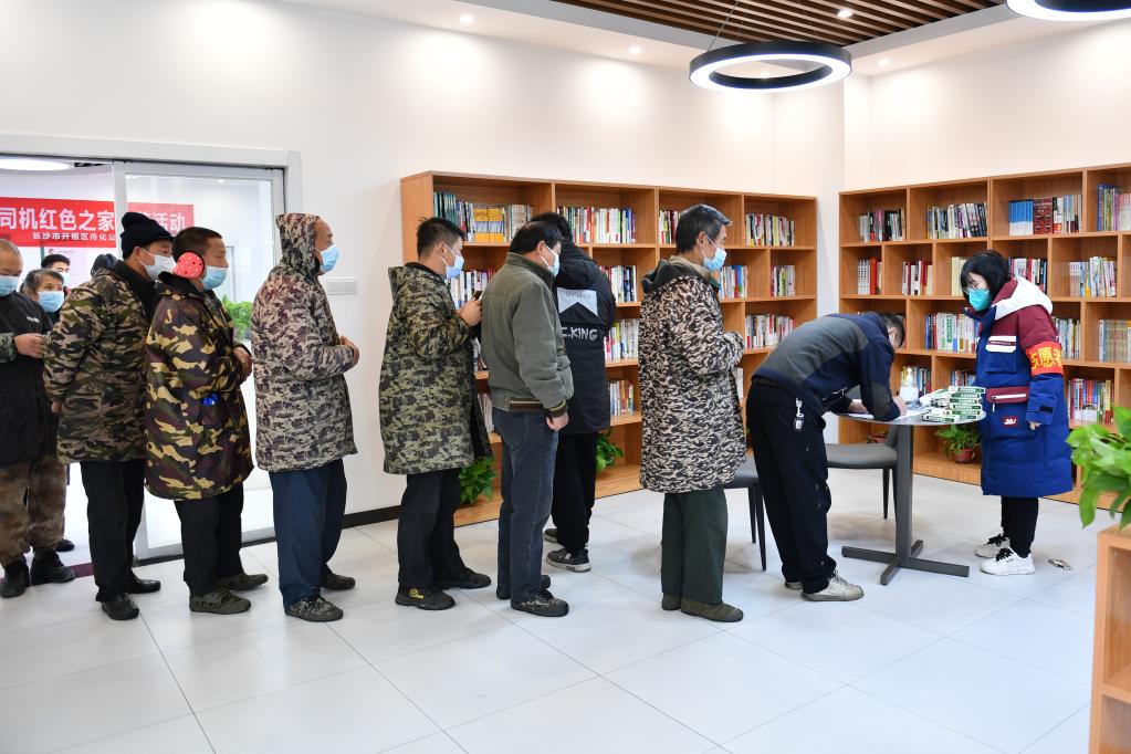 新华全媒+丨长沙:“共享药箱”为外卖骑手、快递员等群体保驾护航