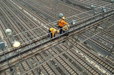 穿行&ldquo;空中栈道&rdquo;的点灯人