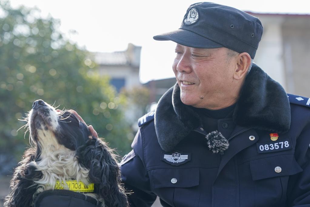 新华全媒+丨警犬&ldquo;和平&rdquo;和民警老王的最后一次春运