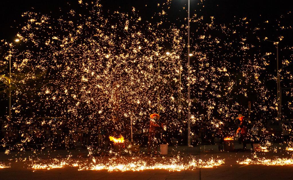 非遗&ldquo;打铁花&rdquo; 璀璨贺新春