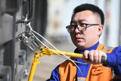 新华全媒+丨忙碌在&ldquo;粮仓&rdquo;备耕一线的&ldquo;95后&rdquo;货装值班员