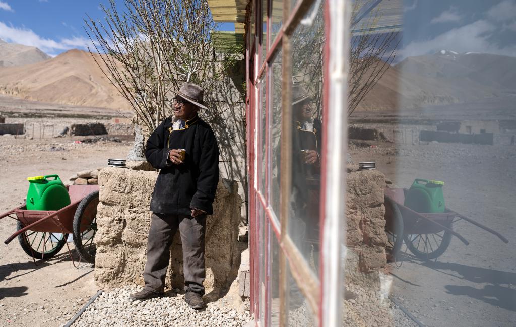 新华全媒+丨国道之行 从雪山奔向大海丨洛桑占堆和他的五个家