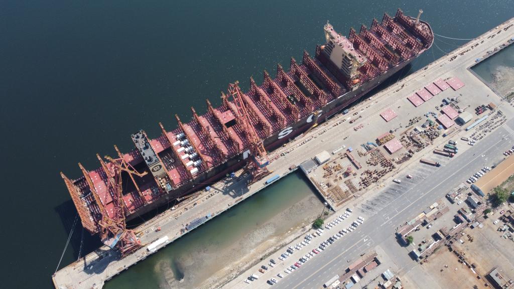 船坞里的大船驶向世界航线&ldquo;大蓝海&rdquo;