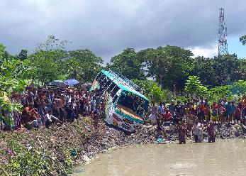 孟加拉国一客车落水致17人死亡