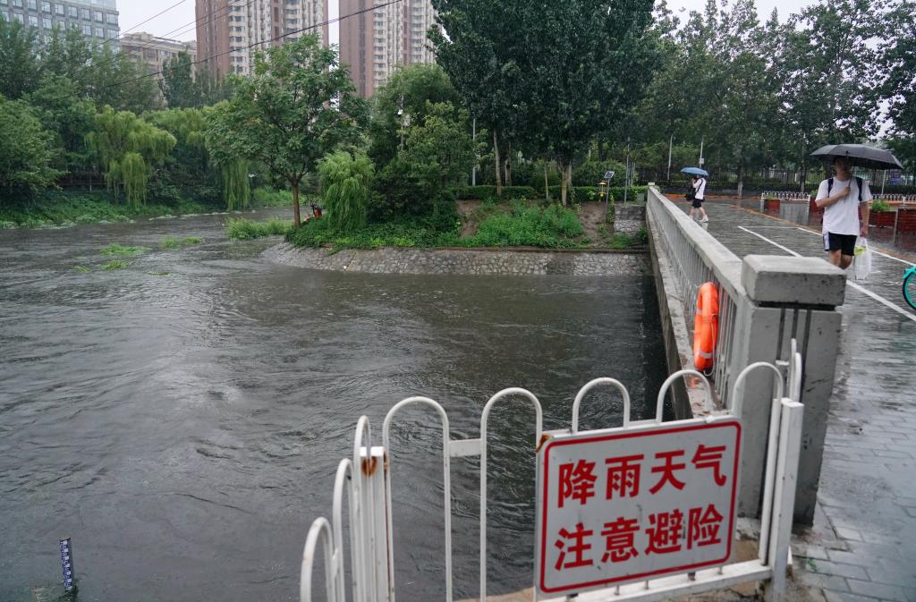新华全媒+丨暴雨红色预警继续 多部门部署应对工作