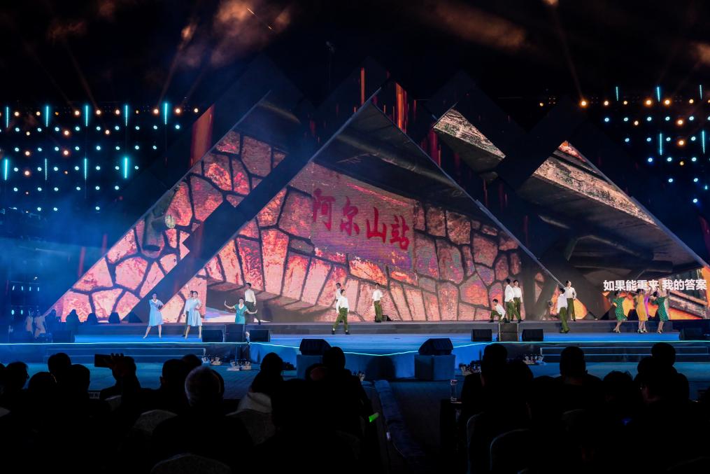 内蒙古阿尔山：焰火歌舞&ldquo;靓&rdquo;秋夜