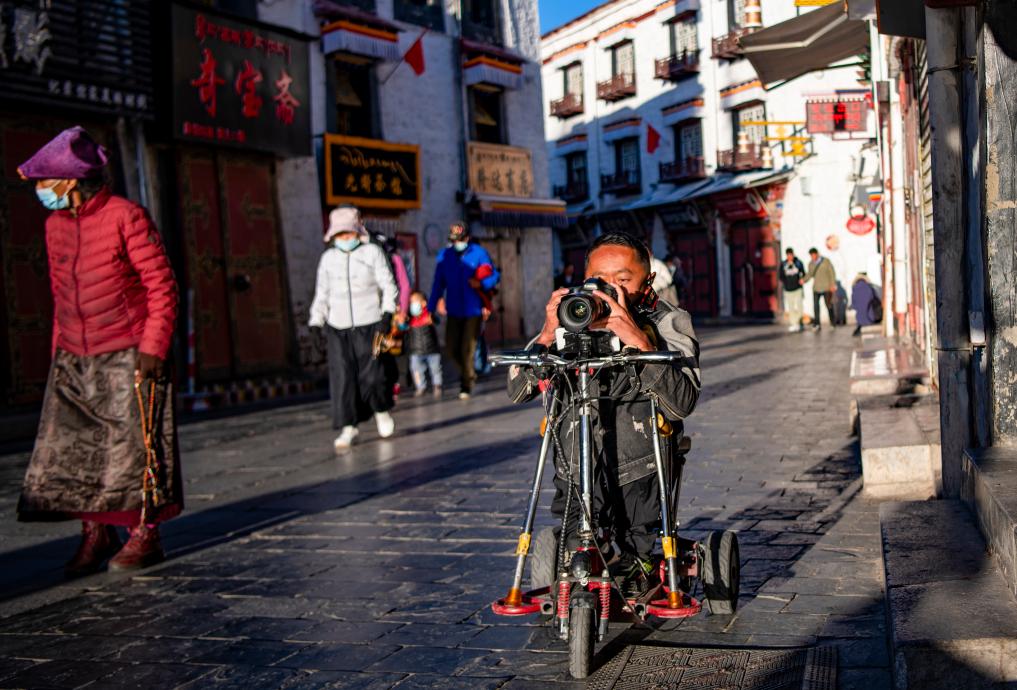 &ldquo;瓷娃娃&rdquo;拉巴顿珠：从自己的视角寻找生命的光