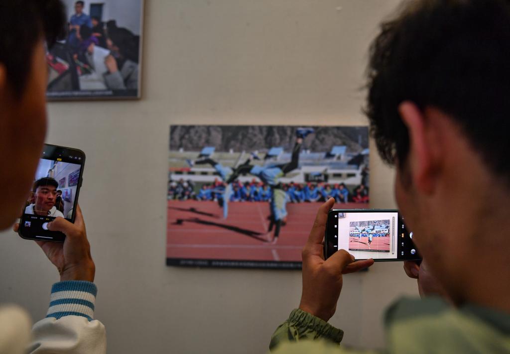 西藏：&ldquo;石榴花开籽籽连心&rdquo;&mdash;&mdash;铸牢中华民族共同体意识图片展启动