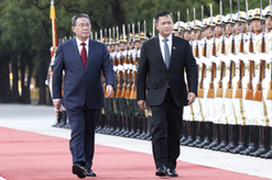 李强同柬埔寨首相洪玛奈会谈