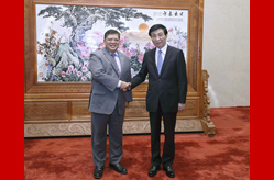 王沪宁会见马来西亚国会下议院议长佐哈里