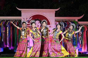 海南五指山：民族时装&ldquo;村秀&rdquo;迎重阳