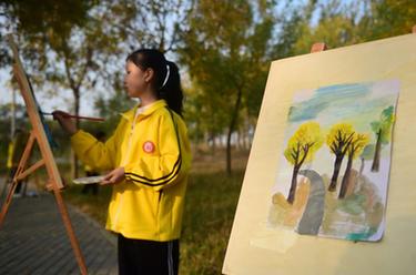 小学生画笔留&ldquo;秋美&rdquo;