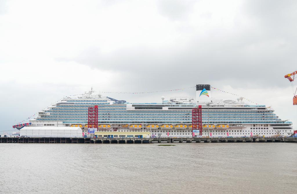 新华全媒+丨国产首艘大型邮轮命名交付 我国造船业集齐&ldquo;三颗明珠&rdquo;