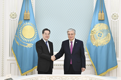 丁薛祥會見哈薩克斯坦總統托卡耶夫