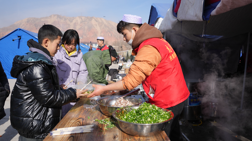 积石山6.2级地震丨灾区安置点的寒冬温情