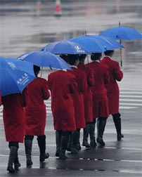 雨中两会即景：&ldquo;伞下风景线&rdquo;
