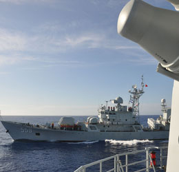 我军战舰在西太平洋练隐蔽突袭作战