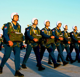 空军新一批歼击机飞行学员完成首次空中跳伞