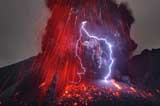 大自然“愤怒”之力！摄影师拍到火山闪电奇观