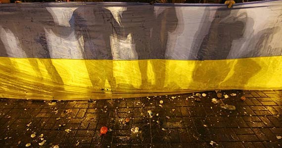 烏克蘭兩派民眾激烈衝突　雞蛋滿天飛