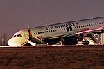 全美航空一客機故障機頭觸地