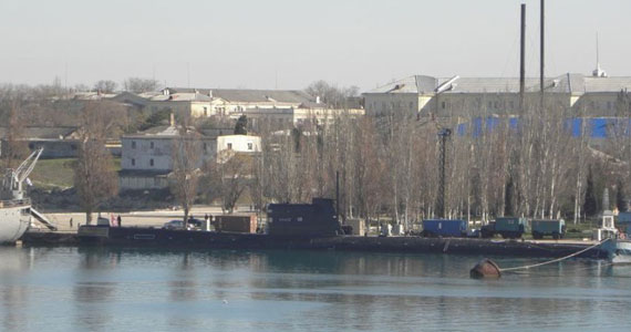 俄海軍拖船將烏克蘭軍艦拉往軍事基地