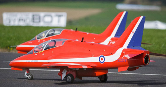 英國父子造逼真航模酷似真人駕駛