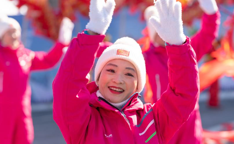 北京冬奥会火炬在冬奥公园传递