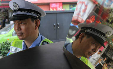 草根警察 骆科盛：帮助别人 快乐自己