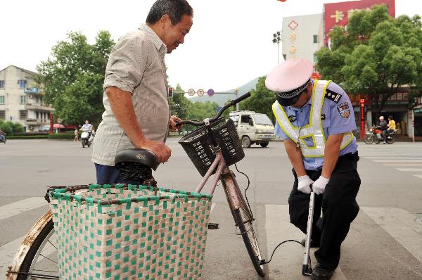 王义生：15载残臂坚守街头